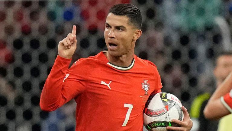 Ronaldo Gây Chấn Động Với Hành Động Đổi Áo Giữa Trận Đấu